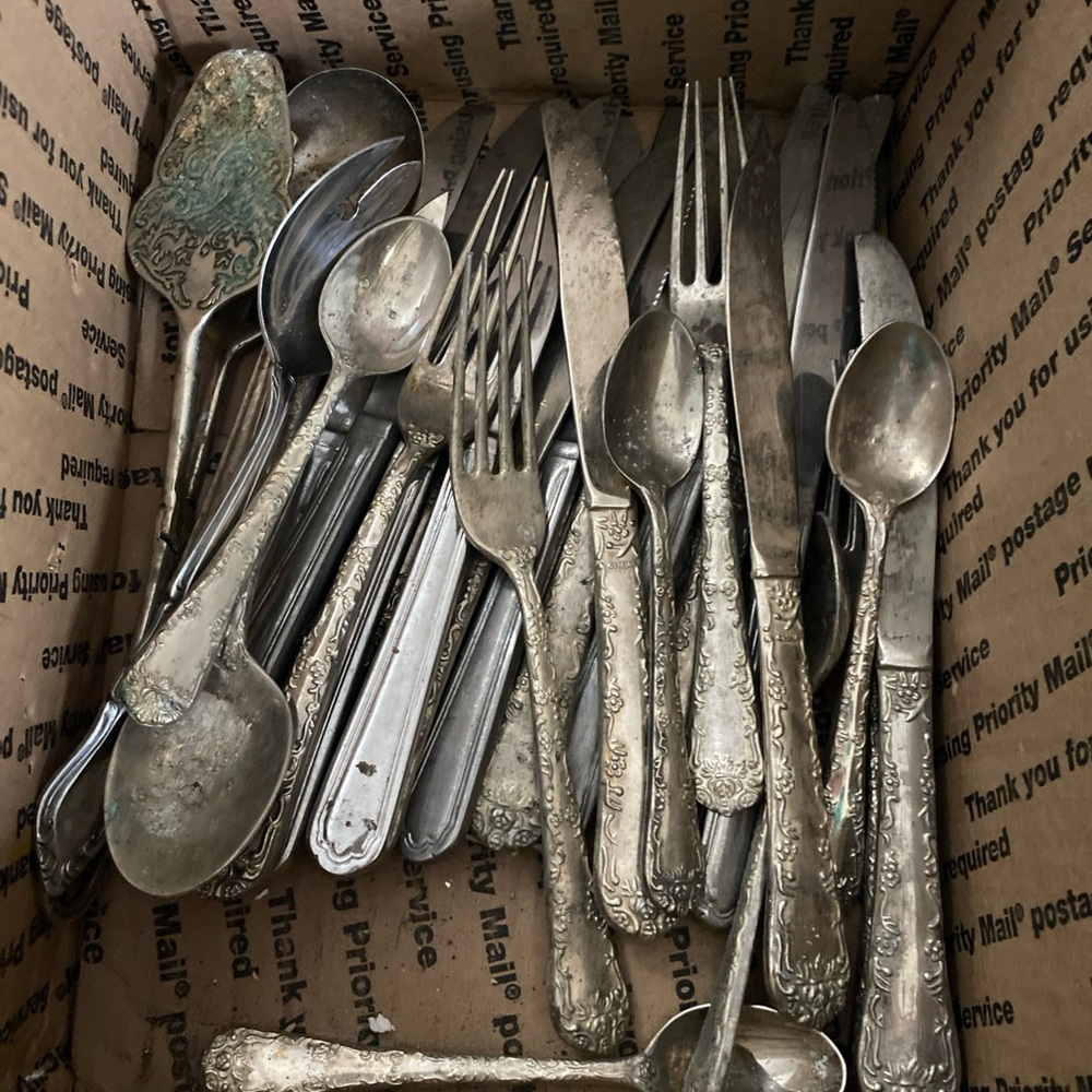 31 pieces of vintage silver plated flatware. 1847 Roger’s bros.  Circa 1940.